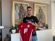 Tomi Juric präsentiert das Trikot von ZSKA Sofia. (Bild: ZSKA Sofia, 27. August 2019)