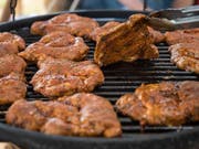 Fleisch kostet in der Schweiz 2,3 Mal so viel wie im EU-Durchschnitt. Dieser Preisunterschied liegt weitaus höher als bei anderen Lebensmitteln. (Bild: Keystone/DPA/OLIVER DIETZE)