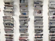 Medien kämpfen mit Abonnentenschwund und den Folgen der Digitalisierung. Nun will ihnen der Bund stärker unter die Arme greifen. (Bild: KEYSTONE/GAETAN BALLY)