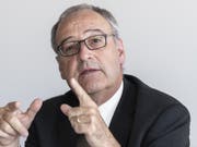Wirtschaftsminister Guy Parmelin an einer Medienkonferenz zum Mercosur-Freihandelsabkommen. Das Stimmvolk soll bei allen Freihandelsabkommen mitreden können, wenn jemand das Referendum ergreift: Der Bundesrat verzichtet auf eine geplante Änderung. (Bild: KEYSTONE/MELANIE DUCHENE)