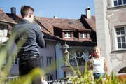 Ein Bläser aus der Liberty Brass Band Junior spielt mit einer Tänzerin eine Liebesgeschichte wie bei Romeo und Julia nach. (Bild: PD)