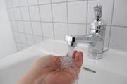 Bei uns eine Selbstverständlichkeit, in vielen Entwiclungs- und Schwellenländer aber ein unsäglicher Luxus: Man öffnet den Hahn und heraus fliesst Trinkwasser in bester Qualität. (Bild: Nana Do Carmo - 18. Mai 2010)