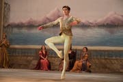 Starkes Kinodébut: Oleg Ivenko als Rudolf Nurejew. Bild: Praesens