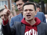 Nach seiner Freilassung wurde der Oppositionelle Jaschin vor den Gefängnistoren gleich wieder verhaftet. (Bild: Keystone/AP/PAVEL GOLOVKIN)