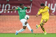 Dereck Kutesa (links) im Testspiel gegen Dortmunds Mateu Morey. Bald spielt der Genfer für Stade Reims. (Bild: Claudio Thoma/Freshfocus)