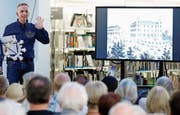 Im «royalen» Hemd: Autor Michael van Orsouw bei der Buchvernissage in der Bibliothek Zug. (Bild: Stefan Kaiser, 27. August 2019)