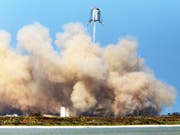 SpaceX hat erfolgreich einen Prototyp für seine Schwerlastrakete getested. Mit einem ähnlichen Gerät sollen einst Menschen und Fracht zum Mond und Mars gebracht werden, meldet das Unternehmen. (Foto: Miguel Roberts/The Brownsville Herald via AP) (Bild: KEYSTONE/AP The Brownsville Herald/MIGUEL ROBERTS)