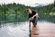 Der 41-jährige Bündner Autor Arno Camenisch am Crestasee bei Flims. (Bild: Christian Beutler, Keystone)