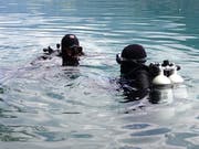 Polizeitaucher suchten seit Sonntagmittag im Voralpsee SG nach dem vermissten Schwimmer. Nun wurde er am Grund des Sees gefunden. (Bild: Kantonspolizei St. Gallen)