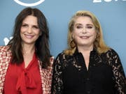 Die französischen Schauspielerinnen Juliette Binoche (links) und Catherine Deneuve präsentieren am Eröffnungsabend der diesjährigen Festspiele in Venedig ihren Film «La vérité». (Bild: Keystone/EPA ANSA/CLAUDIO ONORATI)