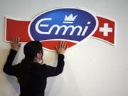 Emmi hat im ersten Halbjahr 2019 bei knapp gehaltenen Umsatz operativ leicht weniger verdient. Das intensive Wettbewerb und der Preisdruck setzen dem Innerschweizer Milchverarbeiter weiter zu. (Bild: KEYSTONE/URS FLUEELER)
