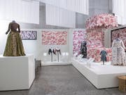 Ein Blick in die Ausstellung im Zürcher Landesmuseum: Aus den Stoffen entstanden auch Kleider für die gehobene Gesellschaft. (Bild: Schweizer Nationalmuseum)
