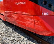 Nach der Kollision zwischen einem Auto und den Appenzeller Bahnen am Dienstagmittag: Lack- und Blechschäden am Zug.