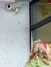 Videoüberwachung an Schulen soll Vandalismus und Littering entgegen wirken. (Bild: Laurent Gillieron/Keystone)