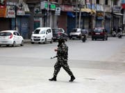 Zehntausende Soldaten schränken die Bewegungsfreiheit der Menschen in Kaschmir. Auch Internet- und Telefonverbindungen sind seit Wochen stark zensuriert. (Archivbild einer Strasse in Srinagar) (Bild: Keystone/EPA/FAROOQ KHAN)