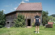 Hinten der Schopf, rechts der Bienenstock, vorne der Klangkünstler: Ludwig Berger vor seiner Installation in Gais. Bild: Lisa Jenny