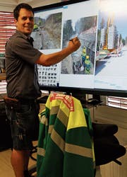 Am elektronischen Flipchart ist Damian Oberhänsli-Manser im Element. Seine Notizen schreibt er auf den Bildschirm. (Bild: Fränzi Göggel)