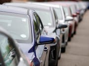 Der Abwärtstrend im Autogeschäft hat tiefe Löcher in die Bilanzen vieler Hersteller gerissen. 10 der 16 grössten Autokonzerne weltweit mussten im zweiten Quartal einen Gewinnrückgang hinnehmen. (Bild: KEYSTONE/AP/DAVID ZALUBOWSKI)