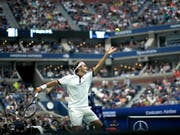 Roger Federer musste im rappelvollen Arthur Ashe Stadium erneut einen Satzverlust hinnehmen, steht aber zum 19. Mal in der 3. Runde des US Open (Bild: KEYSTONE/FR171643 AP/EDUARDO MUNOZ ALVAREZ)