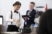 Restaurationsfachfrau Martina Wick aus Andwil am zweiten Wettkampftag. Mit sorgfältiger Erfüllung der verschiedenen Disziplinen hat sie die Goldmedaille geholt. (Bild: Michael Zanghellini)