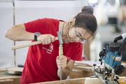 Möbelschreinerin Samanta Kämpf konzentriert an der Arbeit mit Hammer und Stechbeitel. (Foto: Michael Zanghellini)