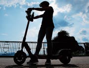Auch wenn das Fahren spassig ist: E-Scooter können auch ein Verkehrshindernis darstellen. (Bild: Stefan Kaiser, Zug, 15. Juli 2019)
