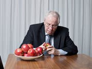 Das Naturmuseum St.Gallen ist mit seiner Apfelausstellung hochaktuell: Im laufenden Wahlkampf um National- und Ständeratssitze wird der Apfel ja sogar zum politischen Symbol. Im Bild SVP-Ikone Christoph Blocher mit Äpfeln. (Bild: René Ruis/KEYSTONE)