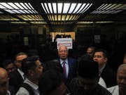 Der frühere malaysische Regierungschef Najib Razak im Lift bei seiner Ankunft im Gericht in Kuala Lumpur. (Bild: Keystone/EPA/FAZRY ISMAIL)