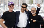 Filmpremiere in Cannes (von links nach rechts): Maradonas ehemaliger Fitnesstrainer Fernando Signori, Filmregisseur Asif Kapadia und Maradonas Biograf Daniel Arcucci. (Bild: Regis Duvignau, Reuters)