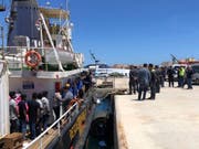 Im Mai konnten die Flüchtlinge das Rettungsschiff «Mare Jonio» im Hafen von Lampedusa verlassen. Nun rettete die Crew erneut 100 Menschen in Seenot. (Bild: Keystone/EPA ANSA/ELIO DESIDERIO)