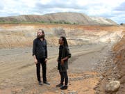 Der Basler Musiker Elias Redinger und der kongolesische Choreograf Dorine Mokha recherchieren in einer Mine im Kongo für ihr Projekt «Herkules von Lubumbashi», das sie in der Kaserne Basel zeigen werden. (Bild: Kaserne Basel/Joseph Kwilemba)