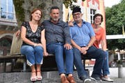 Froh, einen Ersatzdarsteller für die Rolle des «Zachi» gefunden zu haben; von links: Franziska Dahinden, Roman Walker, Tom Schmid und Rita Schmid. (Bild: Georg Epp, Altdorf, 27. August 2019)
