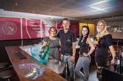 Das neue «Adler»-Team: Gastgeber Stefan Bischof mit Lebenspartnerin Ramona Vollenweider (links) und den Barfrauen Fatima Toldy und Jennifer Krucker. (Bild: Urs Bucher)