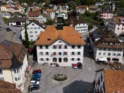 Auch der Gemeinderat von Moutier, der in diesem Gebäude tagt, gehört zu den Beschwerdeführern in Bern. (Bild: KEYSTONE/LEANDRE DUGGAN)
