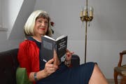 Helga S. Giger hält ihr Erstlingswerk in den Händen. Sie hat es gemeinsam mit ihrem Partner geschrieben. (Bild: Zita Meienhofer)