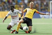 YB-Captain Fabian Lustenberger (rechts) im Zweikampf mit dem Servettien Koro Koné. Bild: Peter Klaunzer/Keystone (Bern, 21. Juli 2019)