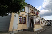 Das ehemalige «Hotel de la poste» heisst heute «Hotel de la petite Gilberte». (Bild: Roland Schäfli)