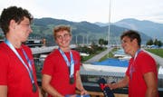 Jonah Müller (v.l.), Cornel Bretscher und Luis Clavadetscher freuen sich über ihren Erfolg. (Bild: Sepp Odermatt, Buochs, 28. August 2019)