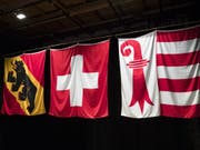 Fahnen des Kantons Bern, der Schweiz und des Kantons Jura. Das Bild entstand 2017 bei der Auflösung der Interjurassischen Versammlung. (Bild: Keystone/PETER KLAUNZER)