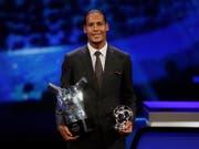 Virgil van Dijk mit seinen Trophäen: als bester Spieler und bester Verteidiger (Bild: KEYSTONE/AP/DANIEL COLE)