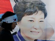 Ein Unterstützer der südkoreanischen Ex-Präsidentin Park Geun Hye in der Nähe des Obersten Gerichts in Seoul: Dieses hat Parks Verurteilung aufgehoben, der Fall muss neu verhandelt werden. (Bild: KEYSTONE/AP/LEE JIN-MAN)