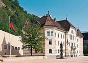 Das Regierungsgebäude in Vaduz, wo auch der Staatsgerichtshof tagt. Ein ehemaliger Präsident des Gerichtshofes stand als Treuhänder selber im Zentrum eines Veruntreuungsfalls. (Bild: Alamy)