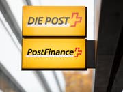 Der Betriebsertrag der PostFinance ist um 4 Prozent gefallen: Logos von Post und PostFinance (Archivbild). (Bild: KEYSTONE/GAETAN BALLY)