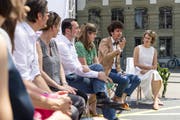 Arber Bullakaj (Mitte) und weitere Kandidaten zusammen mit Vertretern von Operation Libero. (Keystone)