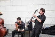 «Les Fils Canouche» aus Frankreich, hier auf dem Jesuitenplatz. (Bild Manuela Jans-Koch, 28. August 2019)