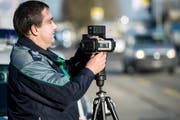 Ein Thurgauer Kantonspolizist justiert ein mobiles Geschwindigkeitsmessgerät. (Bild: Reto Martin)
