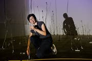 Ursula Palla beim Aufbau ihrer Installation «empty garden». (Bild: Donato Caspari)