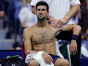 Leidend zum Sieg: Novak Djokovic muss sich an der linken Schulter behandeln lassen (Bild: KEYSTONE/AP/CHARLES KRUPA)