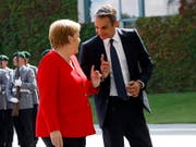 Gastgeberin Merkel empfängt den griechischen Regierungschef Mitsotakis vor dem Kanzleramt in Berlin. (Bild: KEYSTONE/EPA/FELIPE TRUEBA)
