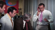 Im Bond-Streifen «Diamonds are forever» spricht James Bond (Sean Connery) mit gefälschter Stimme. Q (Desmond Llewelyn) hat einen Stimmen-Modulator gebaut.